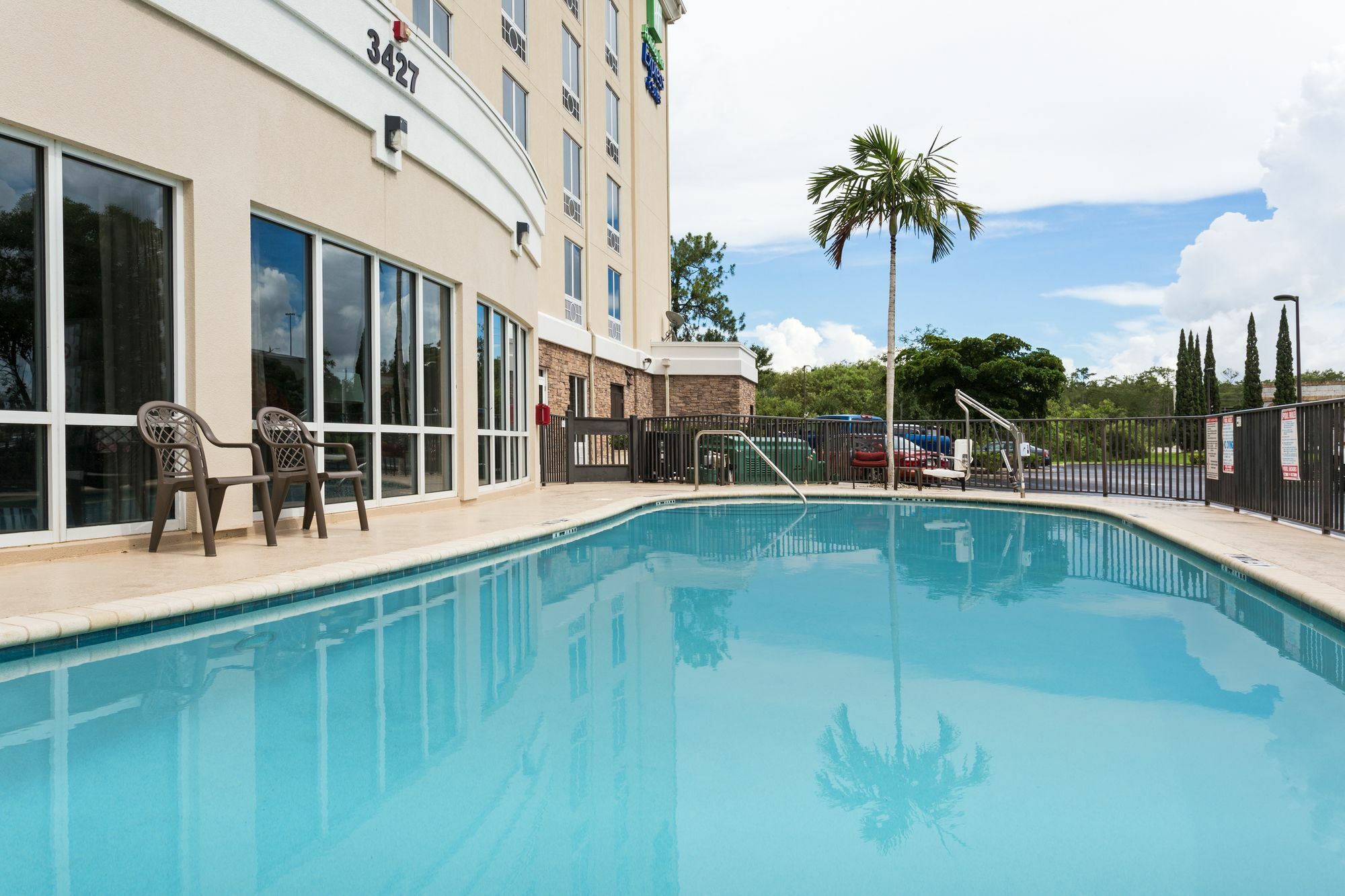 Holiday Inn Express Hotel & Suites Fort Myers East - The Forum, An Ihg Hotel Kültér fotó